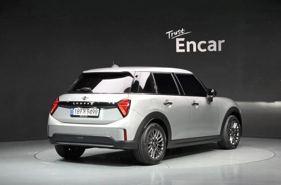 Mini Cooper 5Door Essential — пробег 9 887 км — фото 2 из 5