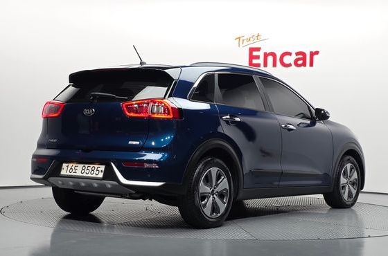 Kia Niro Prestige — пробег 157 478 км — фото 2 из 5