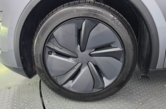 Tesla Model Y RWD — пробег 9 869 км — фото 5 из 5
