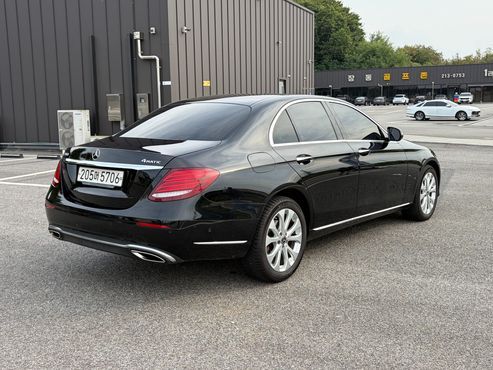 Mercedes-Benz E-Class E300 4MATIC Exclusive — пробег 68 000 км — фото 2 из 5