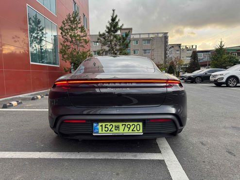 Porsche Taycan 4S — пробег 31 000 км — фото 3 из 5