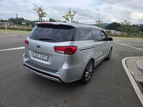 Kia Carnival 9-seater Prestige — пробег 130 000 км — фото 3 из 5