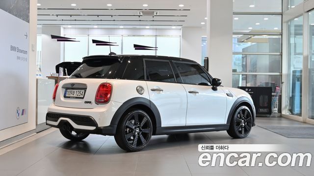 Mini Cooper 5Door Resolute Edition 3rd Gen — пробег 18 418 км — фото 2 из 5