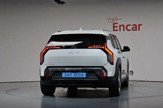 Kia EV3 Long Range 2WD Earth — пробег 10 184 км — фото 4 из 5