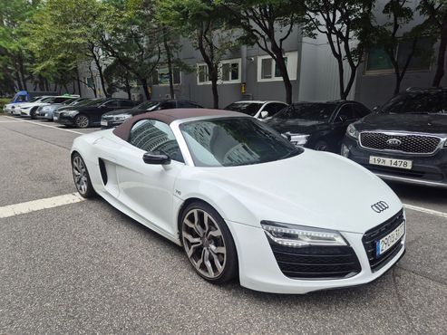 Audi R8 5.2 V10 Spyder — пробег 99 000 км — фото 1 из 5