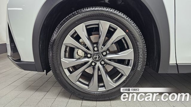Lexus UX 2.0 F-Sport 2WD — пробег 6 153 км — фото 5 из 5