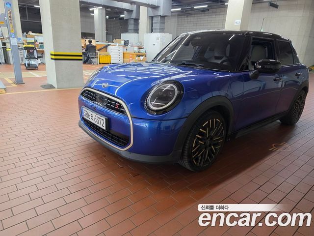 Mini Cooper 5 Door Favoured — пробег 10 139 км — фото 2 из 5