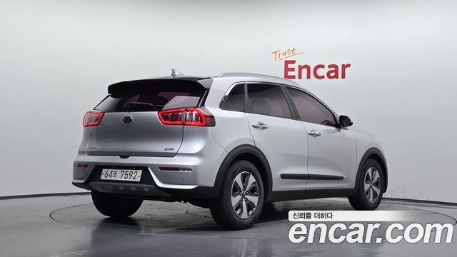 Kia Niro Prestige — пробег 111 693 км — фото 2 из 5