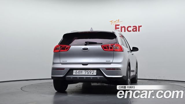 Kia Niro Prestige — пробег 111 693 км — фото 4 из 5