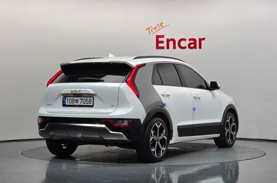 Kia Niro Signature — пробег 12 292 км — фото 2 из 5