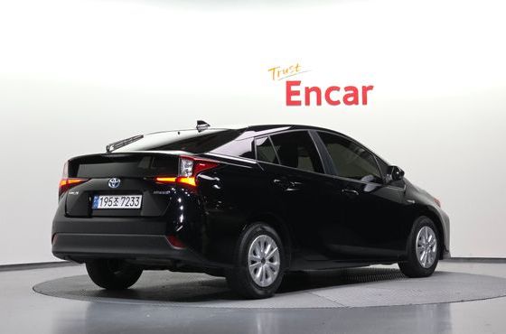 Toyota Prius 1.8 — пробег 66 820 км — фото 2 из 5