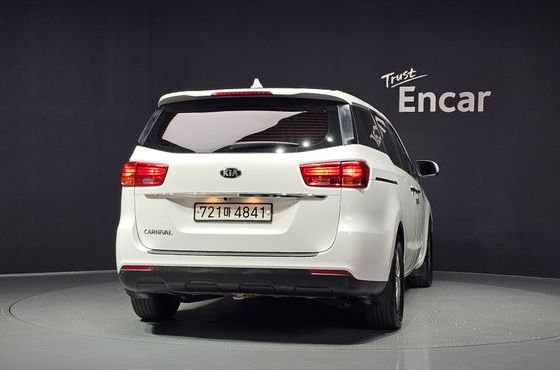 Kia Carnival 11-Seater Deluxe — пробег 121 893 км — фото 4 из 5