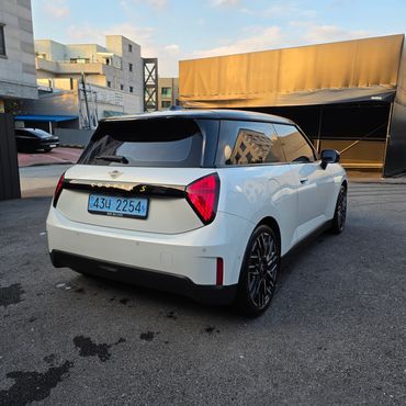 Mini Cooper SE Favoured — пробег 10 300 км — фото 5 из 5