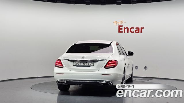 Mercedes-Benz E-Class E300 Avantgarde — пробег 73 369 км — фото 4 из 5