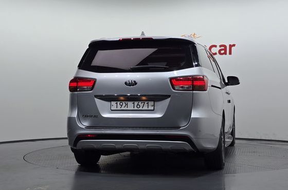 Kia Carnival 9-seater Luxury — пробег 181 170 км — фото 4 из 5