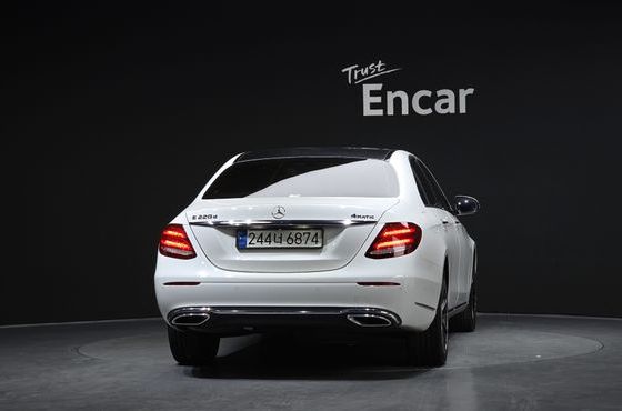 Mercedes-Benz E-Class E220d 4MATIC Exclusive — пробег 123 417 км — фото 4 из 5