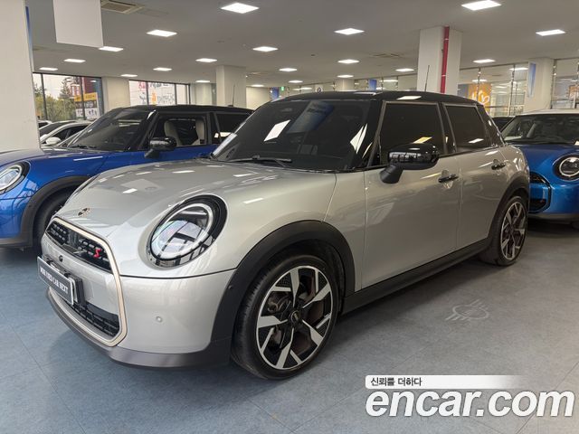 Mini Cooper 5 Door Favoured — пробег 5 263 км — фото 1 из 5