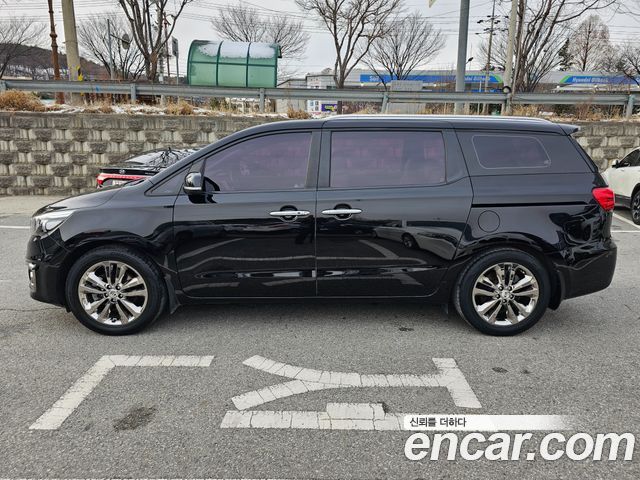 Kia Carnival 9-seater Luxury — пробег 136 091 км — фото 3 из 5