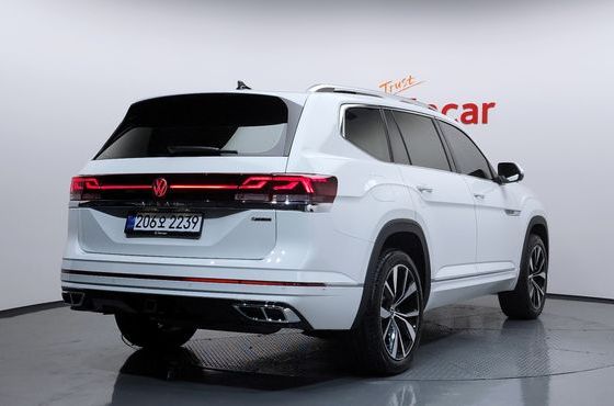 Volkswagen Atlas 2.0 TSI R-LINE 7-Seater — пробег 4 880 км — фото 2 из 5