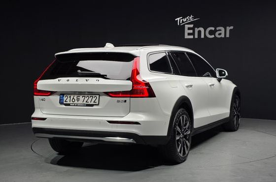 Volvo V60 B5 Ultimate AWD — пробег 24 621 км — фото 2 из 5