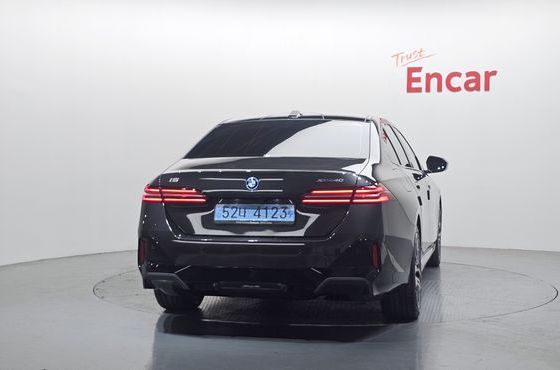 BMW i5 xDrive 40 M Sport — пробег 1 015 км — фото 4 из 5