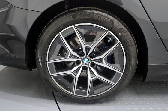 BMW i5 xDrive 40 M Sport — пробег 1 015 км — фото 5 из 5