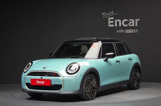Mini Cooper 5 Door Favoured — пробег 4 438 км — фото 1 из 5