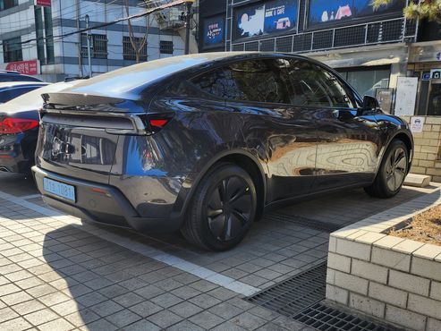 Tesla Model Y Premium RWD — пробег 1 390 км — фото 5 из 5