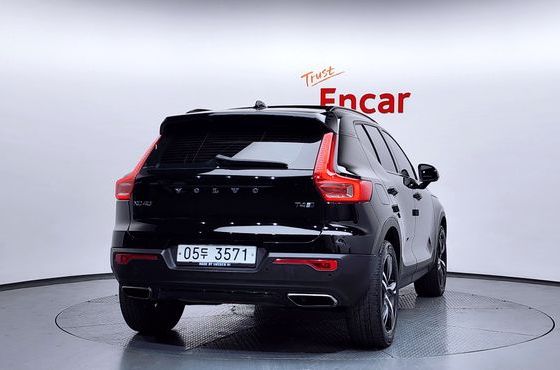 Volvo XC40 T4 R-Design — пробег 99 211 км — фото 4 из 5