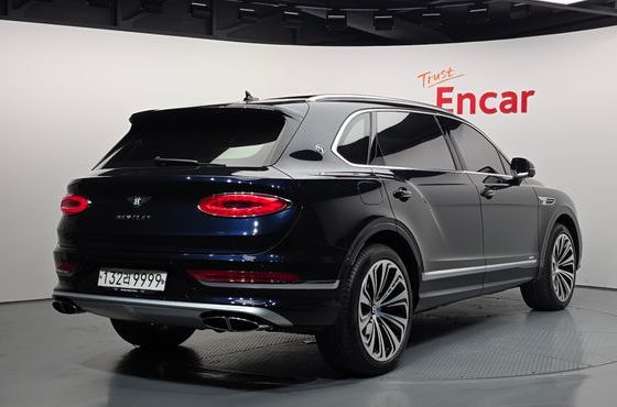 Bentley Bentayga 4.0 V8 EWB First Edition — пробег 9 796 км — фото 2 из 5
