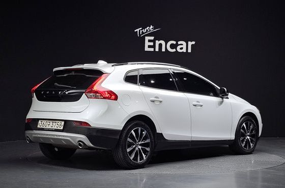 Volvo V40 D3 — пробег 58 342 км — фото 2 из 5
