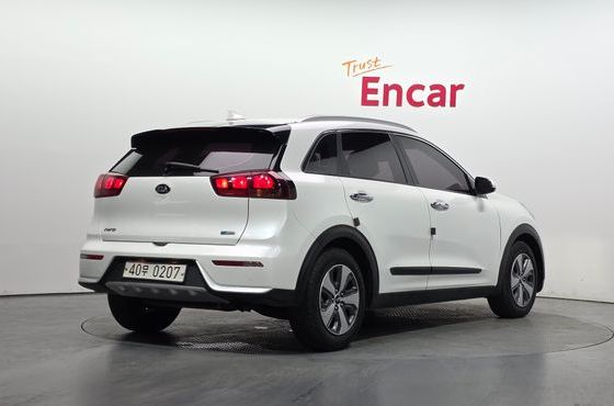 Kia Niro Luxury — пробег 95 861 км — фото 2 из 5