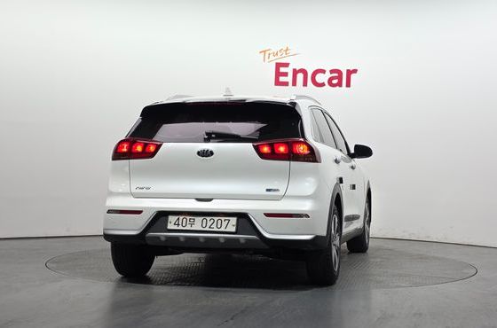 Kia Niro Luxury — пробег 95 861 км — фото 4 из 5