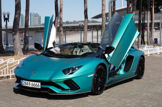 Lamborghini Aventador S LP740-4 Roadster — пробег 4 260 км — фото 1 из 5