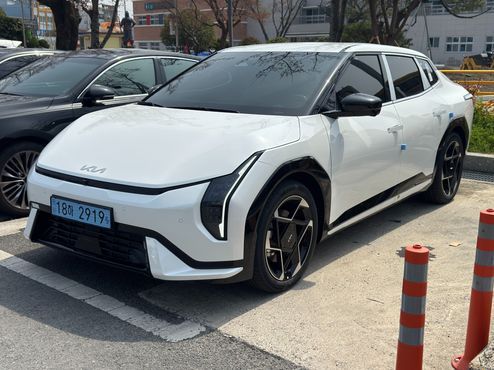 Kia EV4 Long Range 2WD GT LIne — пробег 826 км — фото 2 из 5