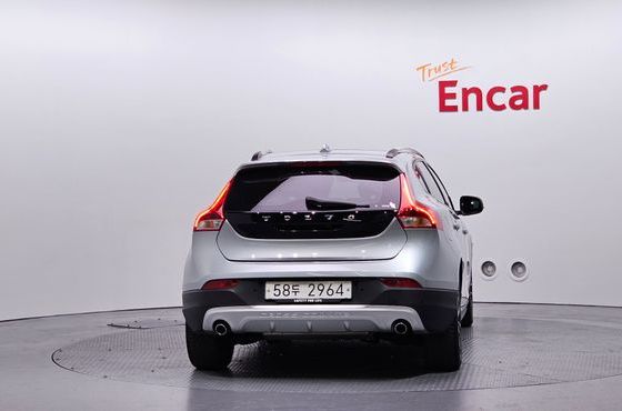 Volvo V40 D3 — пробег 58 667 км — фото 4 из 5