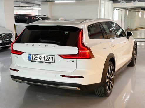 Volvo V60 B5 Ultra AWD — пробег 5 288 км — фото 2 из 5
