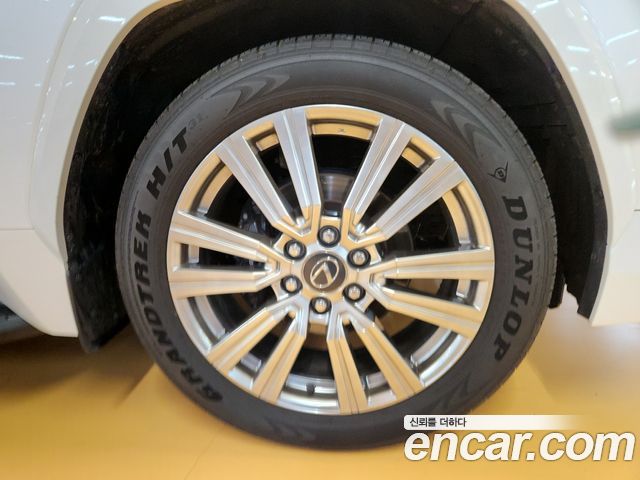 Lexus LX 700h VIP — пробег 21 000 км — фото 4 из 5