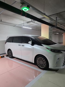 Lexus LM 500h Executive — пробег 5 800 км — фото 1 из 5