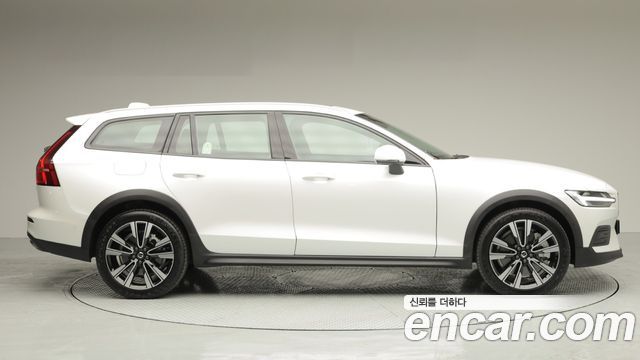 Volvo V60 B5 Ultra AWD — пробег 7 322 км — фото 3 из 5