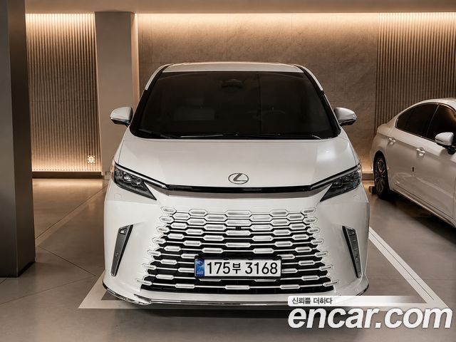 Lexus LM 500h Executive — пробег 2 804 км — фото 1 из 5
