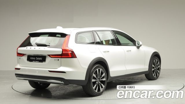 Volvo V60 B5 Ultra AWD — пробег 3 897 км — фото 4 из 5