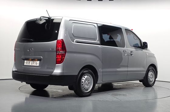 Hyundai Starex Van 5-Seater Style — пробег 15 830 км — фото 2 из 5