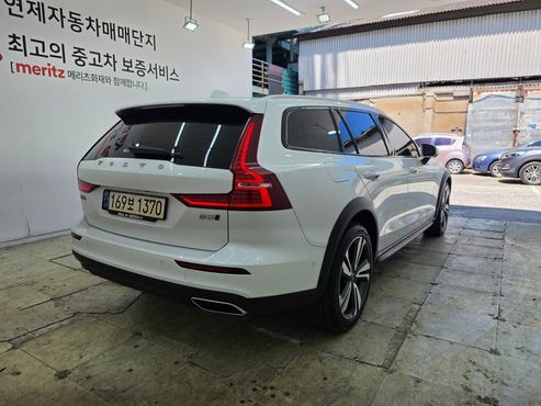 Volvo V60 B5 Pro AWD — пробег 73 343 км — фото 3 из 5