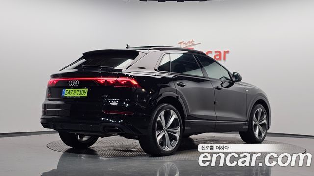 Audi Q8 55 TFSI Quattro Premium — пробег 28 305 км — фото 2 из 5