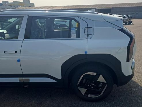 Kia EV3 Long Range 2WD Earth — пробег 4 км — фото 4 из 5