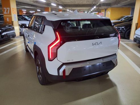 Kia EV3 Long Range 2WD AIr — пробег 5 км — фото 4 из 5