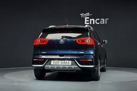 Kia Niro Prestige — пробег 98 883 км — фото 2 из 5