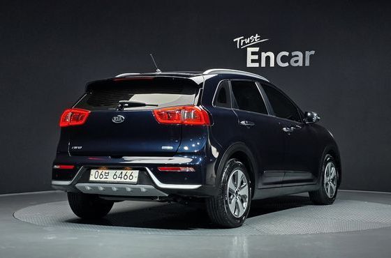 Kia Niro Prestige — пробег 98 883 км — фото 4 из 5