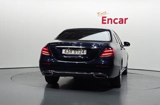 Mercedes-Benz E-Class E220d Avantgarde — пробег 81 727 км — фото 4 из 5
